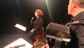 Ariane Ascaride fait siens les poèmes de Bertolt Brecht dans Du bonheur de donner - Critique sortie Théâtre Paris Lucernaire
