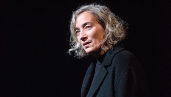 Anne Coutureau interprète L’Espèce humaine de Robert Antelme : une parole et une pensée contre l’inhumanité - Critique sortie Théâtre Paris Théâtre de l’Epée de Bois