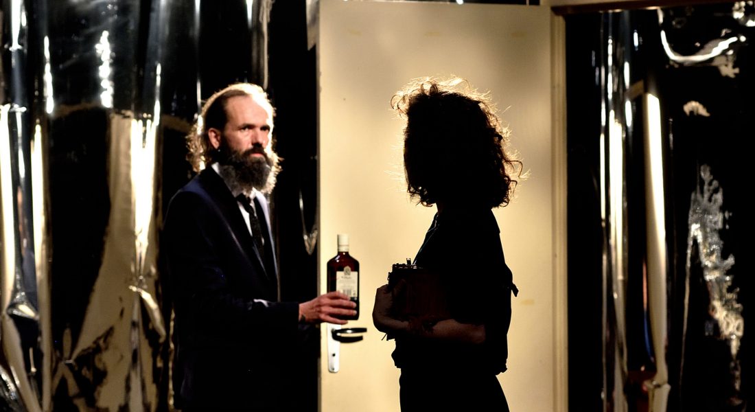 Gaël Leveugle met en scène Un homme d’après Charles Bukowski, récit de sombres retrouvailles alcoolisées - Critique sortie Théâtre Bagnolet Théâtre de l’Echangeur
