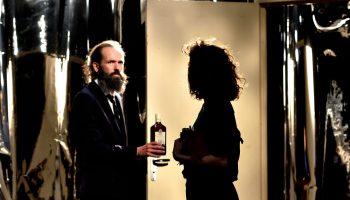 Gaël Leveugle met en scène Un homme d&rsquo;après Charles Bukowski, récit de sombres retrouvailles alcoolisées - Critique sortie Théâtre Bagnolet Théâtre de l’Echangeur