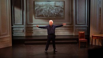 « Sens dessus dessous » : André Dussollier propose un nouveau voyage en littérature, de Victor Hugo à Roland Dubillard.Un chatoyant kaléidoscope! - Critique sortie Théâtre Paris Théâtre des Bouffes Parisiens