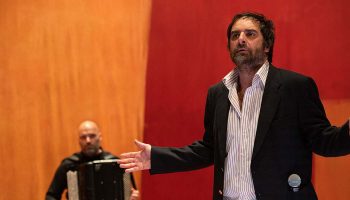 Grégory Montel explique Ici Nougaro, soliloque poétique, politique et musical, conçu avec la complicité de Charif Ghattas - Critique sortie Théâtre Paris THEATRE DE L'ATELIER