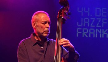 Dave Holland Trio à Paris avec un trio qui fait une belle place à la guitare - Critique sortie Jazz Paris new morning