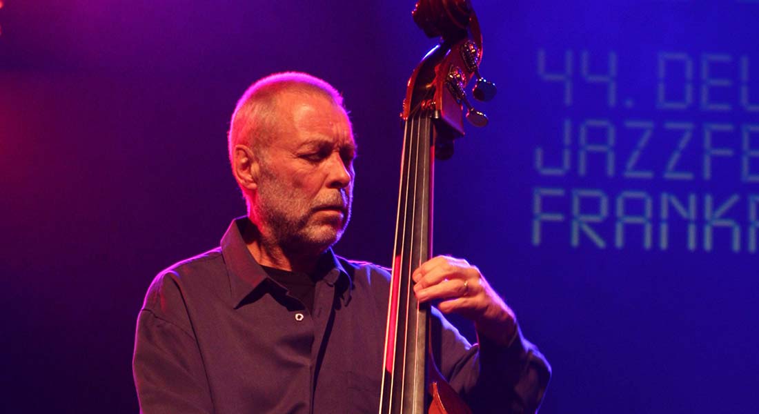 Dave Holland Trio à Paris avec un trio qui fait une belle place à la guitare - Critique sortie Jazz Paris new morning