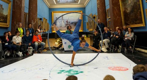 TRAIT(s) : un cirque graphique intelligent et sensible composé par Coline Garcia - Critique sortie Cirque Lille Le Grand Bleu