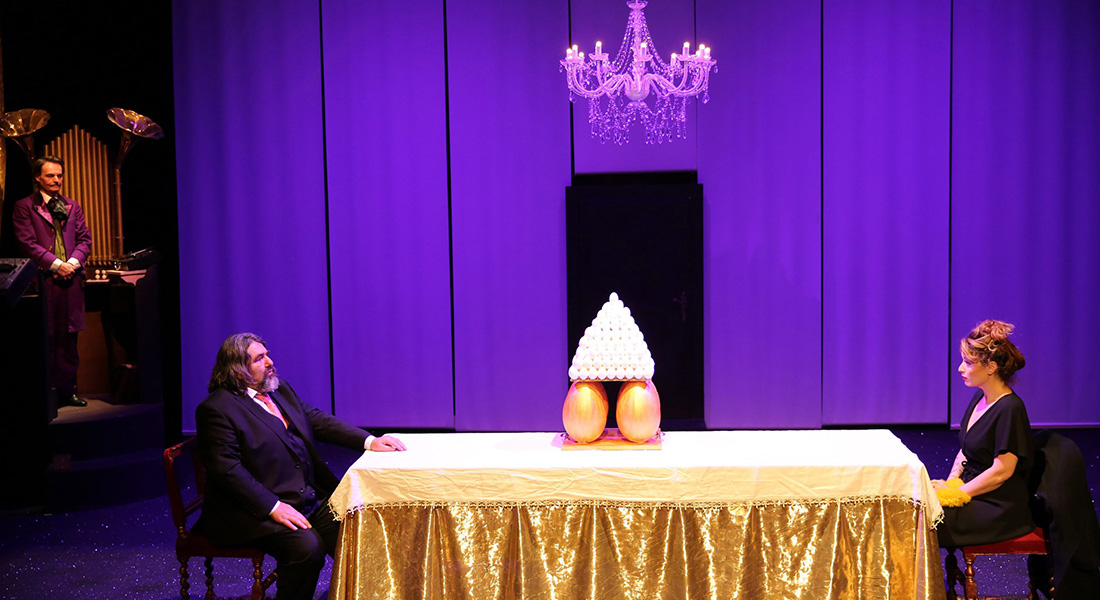 Frédérique Lazarini adapte et met en scène Barbe Bleue d’Amélie Nothomb : une réussite qui pétille comme un champagne ! - Critique sortie Théâtre Paris Artistic Théâtre