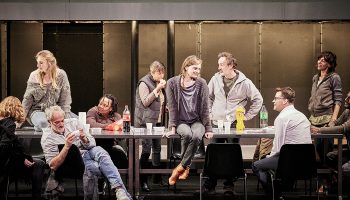 Anne-Laure Liégeois adapte au théâtre Des Châteaux qui brûlent d’Arno Bertina - Critique sortie Théâtre Paris Théâtre de la Tempête