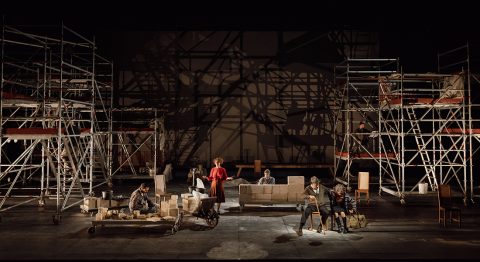 House d’Amos Gitaï adapte au théâtre les films de sa trilogie documentaire - Critique sortie Théâtre Paris La Colline - Théâtre national