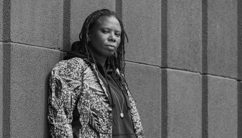 Caillasses Live, un récital de slam poétique de Joëlle Sambi avec l’apicultrice beatmakeuse Sara Machine - Critique sortie  Paris Théâtre 14