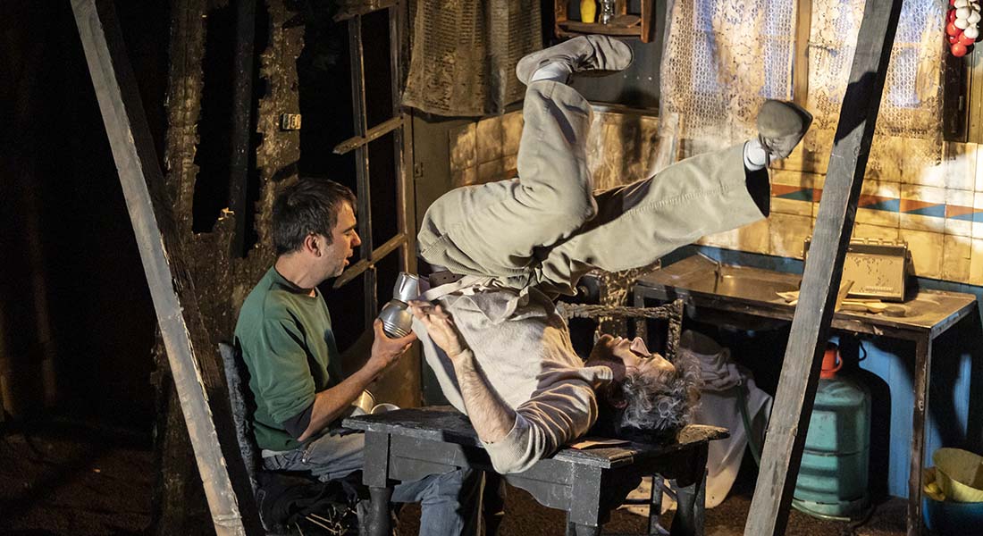 « Les quatre points cardinaux sont trois : le nord et le sud », Andrés Labarca et Sylvain Decure donnent vie à une fiction saisissante - Critique sortie Cirque Paris _THEATRE SILVIA MONFORT