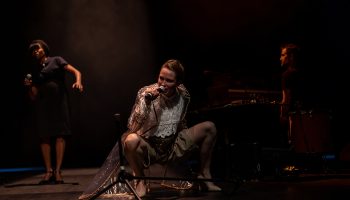 Françoise Dô présente « Juillet 1961 », une proposition hybride entre littérature, théâtre et musique. Un spectacle fort ! - Critique sortie Théâtre Paris Théâtre ouvert