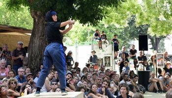 Festival Chalon Dans La Rue : une fête de l’art dans ce qu’il a de plus vivant et de plus accessible - Critique sortie Théâtre Chalon-sur-Saône L'Abattoir - Centre National des Arts de la rue