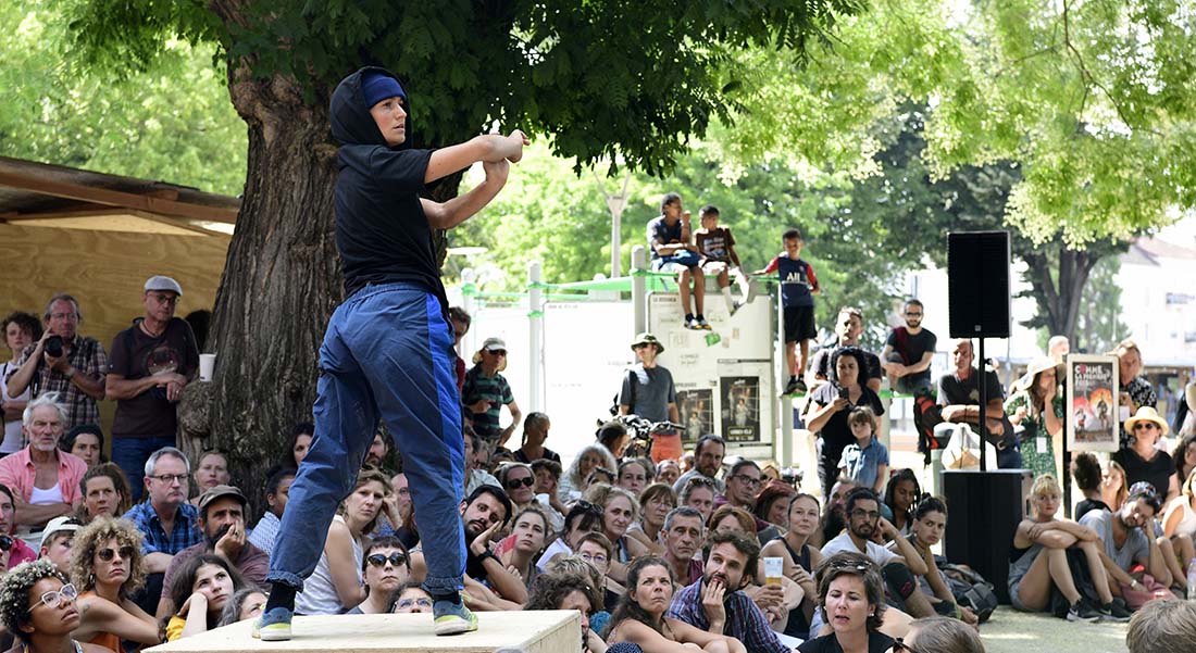 Festival Chalon Dans La Rue : une fête de l’art dans ce qu’il a de plus vivant et de plus accessible - Critique sortie Théâtre Chalon-sur-Saône L'Abattoir - Centre National des Arts de la rue