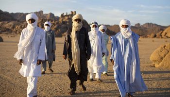 Tinariwen, dans un blues du désert - Critique sortie Jazz / Musiques Paris Salle Pleyel