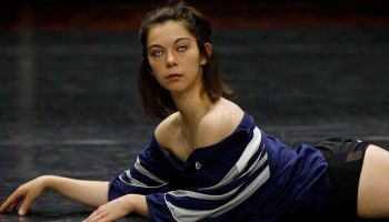 Benjamin Kahn crée Bless the sound that saved a Witch like me avec la magnifique Sati Veyrunes, une performance intense autour du cri - Critique sortie Danse Uzès La Maison CDCN Uzès Gard Occitanie