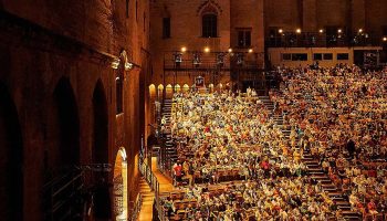 Le Festival d’Avignon In et Off : le grand rendez-vous de la création théâtrale transforme la ville en théâtre - Critique sortie Théâtre Avignon Avignon