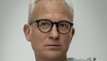 François Orsoni met en scène Le Petit Garde rouge de Cheng Jiang Hong, conjuguant mots, dessins, danse et musique - Critique sortie Théâtre Paris. Théâtre du Rond-Point - Salle Renaud-Barrault