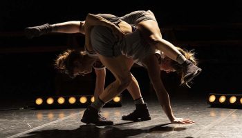Liam Lelarge et Kim Marro font corps dans La Boule - Critique sortie Théâtre Rennes Ay-Roop - Scène de territoire cirque