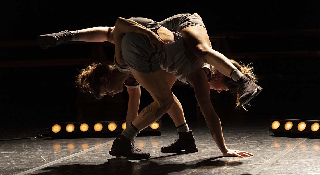 Liam Lelarge et Kim Marro font corps dans La Boule - Critique sortie Théâtre Rennes Ay-Roop - Scène de territoire cirque