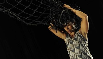 Gudirr Gudirr, un solo de Dalisa Pigram de la compagnie Marrugeku - Critique sortie Danse Paris Musée du Quai Branly