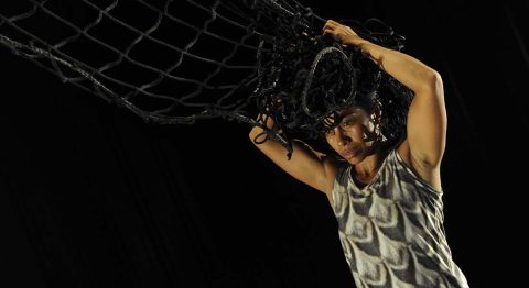 Gudirr Gudirr, un solo de Dalisa Pigram de la compagnie Marrugeku - Critique sortie Danse Paris Musée du Quai Branly