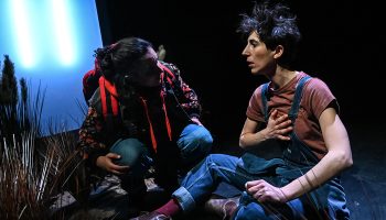 Par la mer [quitte à être noyées] d’Anaïs Allais Benbouali s’efforce de mettre en réflexion l’Histoire - Critique sortie Théâtre Paris Théâtre de la Colline
