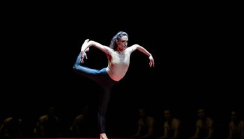 Le Ballet de l’Opéra de Paris rend un attrayant hommage au chorégraphe Maurice Béjart - Critique sortie Danse Paris Opéra Bastille