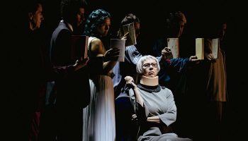 Simon Mc Burney crée « Sur les ossements des morts » d’Olga Tokarczuk : une fable policière en lien avec le monde naturel - Critique sortie Théâtre Paris Odéon-Théâtre de l’Europe