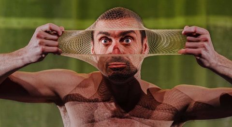 « Apocalipsync », seul en scène humoristique et décalé de Luciano Rosso - Critique sortie Avignon / 2023 Avignon Avignon Off. Théâtre du Chêne Noir