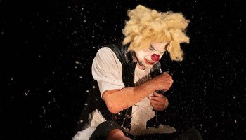 « Y’a quelqu’un ?! » Un spectacle du clown Hervé Langlois, entre rire et mélancolie - Critique sortie Avignon / 2023 Avignon Avignon Off. Espace Alya Theatre