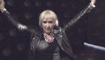 Heidi-Eva Clavier met en scène « Appels d’urgence », Un seule en scène qui interroge l’« obsolescence d’une mère » - Critique sortie Avignon / 2023 Avignon Avignon Off. Théâtre des Lila’s