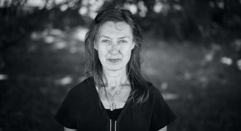 Cendre Chassanne crée « Nos vies inachevées », « comédie sociologique » qui ausculte le vécu d’une troupe de comédiens, entre intime et politique - Critique sortie Avignon / 2023 Avignon Avignon Off. La Manufacture / Château de Saint-Chamand