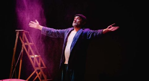 Avec « Cendres sur les mains » de Laurent Gaudé, Alexandre Tchobanoff crée une tragédie contemporaine autour d’une rescapée de guerre - Critique sortie Avignon / 2023 Avignon Avignon Off. Théâtre des Carmes-André Benedetto