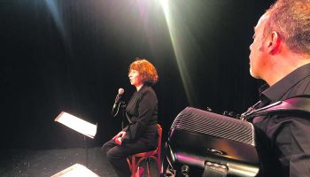 « Du bonheur de donner », Ariane Ascaride chante une sélection d’une trentaine de poèmes signés par Bertolt Brecht, une ode revigorante à la bonté - Critique sortie Avignon / 2023 Avignon Avignon Off. La Scala Provence