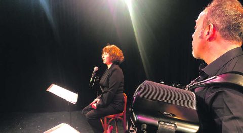 « Du bonheur de donner », Ariane Ascaride chante une sélection d’une trentaine de poèmes signés par Bertolt Brecht, une ode revigorante à la bonté - Critique sortie Avignon / 2023 Avignon Avignon Off. La Scala Provence