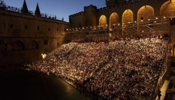 Le théâtre, un acte démocratique au présent - Critique sortie Avignon / 2023 Avignon