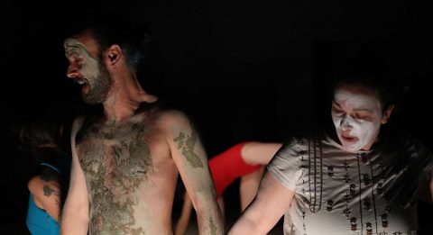 « Enfance(s) – [il faut donc que ceci soit un manifeste] » de Charlotte Le Bras, écriture collective pour esquisser « l’autoportrait théâtral d’une génération » - Critique sortie Avignon / 2023 Avignon Avignon Off. La Scierie