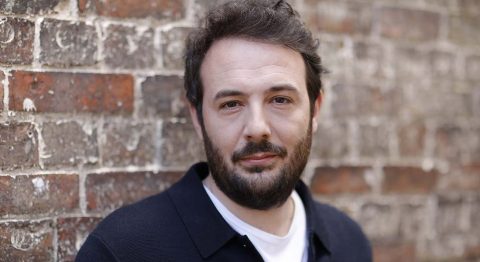 « La Couleur des souvenirs » de Fabio Marra explore les relations entre un peintre faussaire qui perd la vue et sa sœur, avocate éloquente - Critique sortie Avignon / 2023 Avignon Avignon Off. Théâtre des Halles