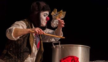 « Grosse fringale – Festin de fables », le clown Clark nous convie à la préparation d’un festin, entre humour et questionnements philosophiques - Critique sortie Avignon / 2023 Avignon Avignon Off. Théâtre Les Lila’s