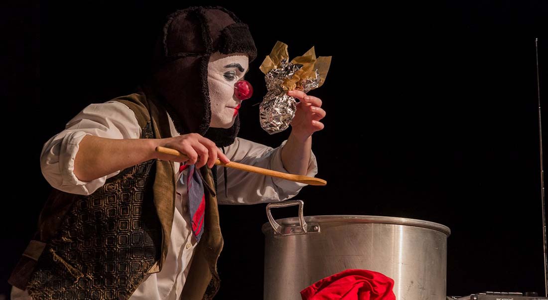 « Grosse fringale – Festin de fables », le clown Clark nous convie à la préparation d’un festin, entre humour et questionnements philosophiques - Critique sortie Avignon / 2023 Avignon Avignon Off. Théâtre Les Lila’s