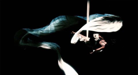 « HOLD ON », Corinne Linder propose au spectateur d’entrer dans sa peau d’artiste de cirque aérienne - Critique sortie Avignon / 2023 Avignon Avignon Off. Ile Piot