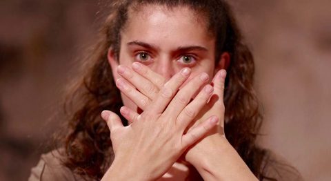 « Koso War », une pièce d’Arblinda Dauti et Koso Morina sur les tensions entre les valeurs familiales et celles de la société d’accueil - Critique sortie Avignon / 2023 Avignon Avignon Off. La Factory