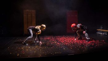 « L’Iliade » dans les vestiaires d’un match de football américain par la compagnie Thespis - Critique sortie Avignon / 2023 Avignon Avignon Off. La Factory