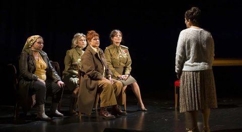 « La Guerre n’a pas un visage de femme » de Svetlana Alexievich, une pièce sur le rôle des femmes russes, brancardières, pilotes, médecins pendant la guerre en 1941 - Critique sortie Avignon / 2023 Avignon Avignon off. Le Girasole