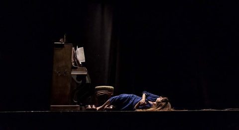 « Lento e violento » de la danseuse et circassienne Valentina Cortese compose devant nous un univers noir, empreint de folie - Critique sortie Avignon / 2023 Avignon Avignon Off. Ile Piot