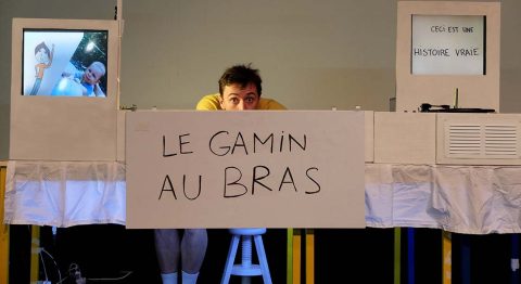 « Mon bras » de Tim Crouch,  solo pour un personnage au bras levé. - Critique sortie Avignon / 2023 Avignon Avignon Off. Le 11 · Avignon