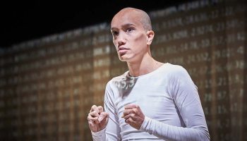 « On n’est pas là pour disparaître », une exploration de la maladie d’Alzheimer par le texte d’Olivia Rosenthal formidablement interprété par Yuming Hey - Critique sortie Avignon / 2023 Avignon Avignon Off. Théâtre des Halles