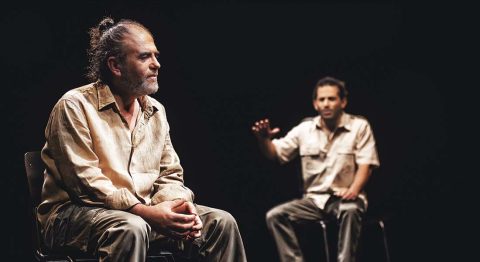 Dans « Shahada », Fida Mohissen raconte sa jeunesse, avec François Cervantes à la mise en scène - Critique sortie Avignon / 2023 Avignon Avignon Off. Le 11. Avignon