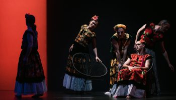 « Sous les fleurs » de Thomas Lebrun, superbe et bouleversant ! - Critique sortie Danse Paris CDN de Tours – Théâtre Olympia