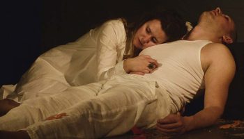 « Tristan et Iseut » : Maëlys Simbozel relit le mythe de l’amour maudit dans une esthétique onirique et actualisée - Critique sortie Avignon / 2023 Avignon Avignon Off. Théâtre des Lila’s